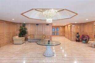 339 N Palm Dr in Beverly Hills, CA - Building Photo