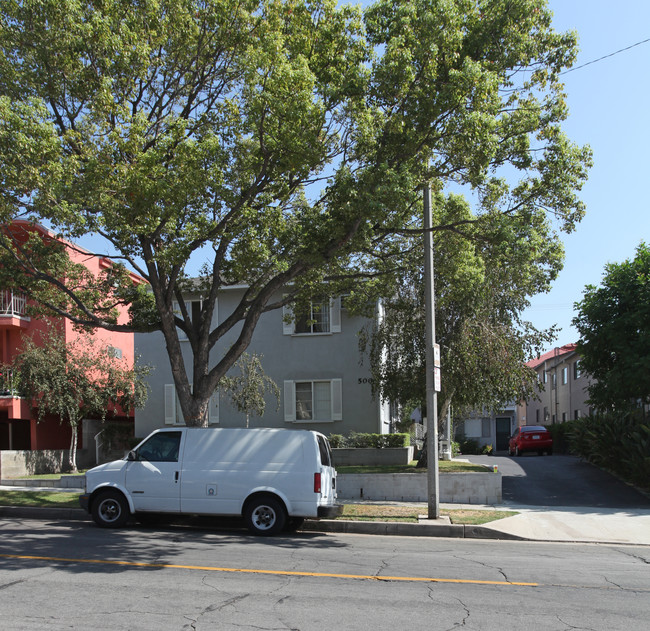 500-502 E Cypress Ave in Burbank, CA - Foto de edificio - Building Photo