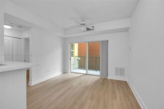 6001 SW 70th St in South Miami, FL - Building Photo - Building Photo