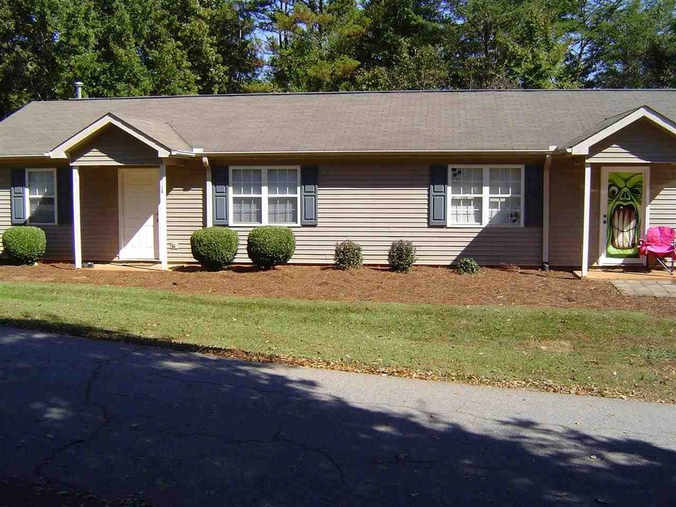 110 Martin Cir in Central, SC - Building Photo