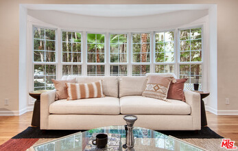 422 Smithwood Dr in Beverly Hills, CA - Foto de edificio - Building Photo