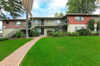 1345 Hilda Ave in Glendale, CA - Building Photo - Primary Photo