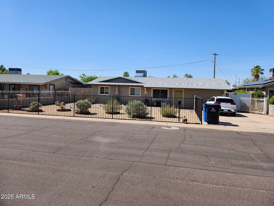 2507 E Campo Bello Dr in Phoenix, AZ - Foto de edificio
