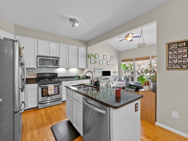 20551 Ashley Terrace in Sterling, VA - Foto de edificio - Building Photo