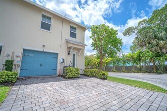 5040 Eucalyptus Dr in Hollywood, FL - Building Photo - Building Photo