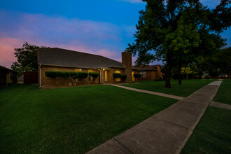 3010 Sierra Dr in Carrollton, TX - Foto de edificio - Building Photo