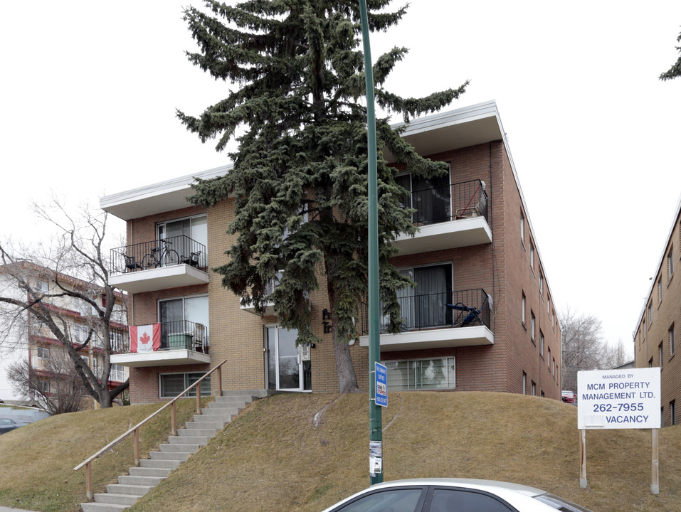 Pine Tree Manor in Calgary, AB - Building Photo