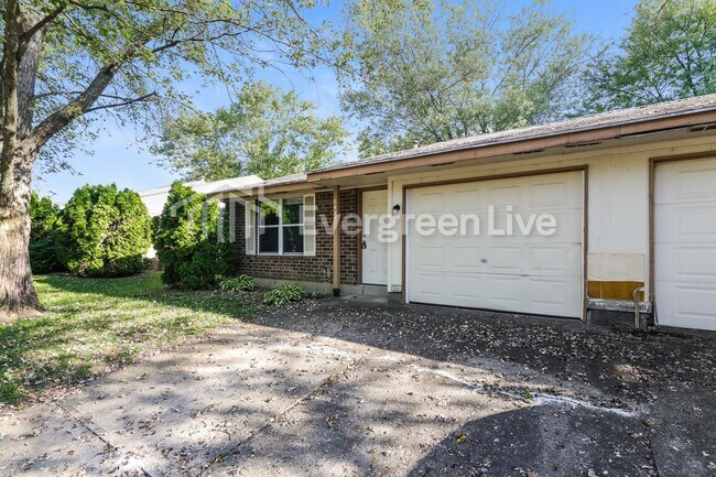 6477 Rolling Glen Dr in Dayton, OH - Building Photo - Building Photo