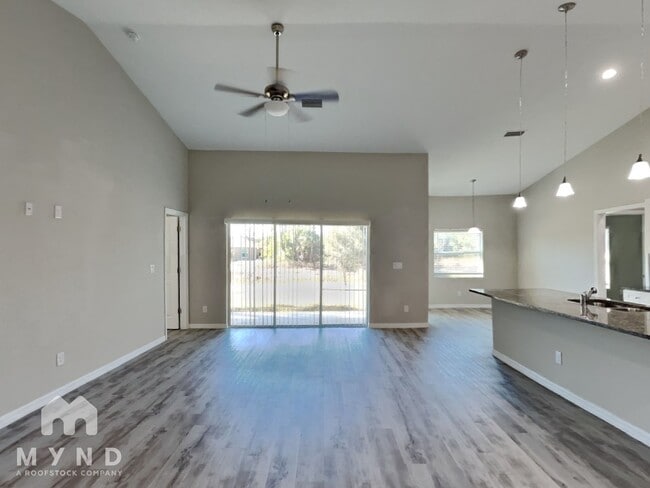 7423 W Cameo Cir in North Port, FL - Building Photo - Building Photo