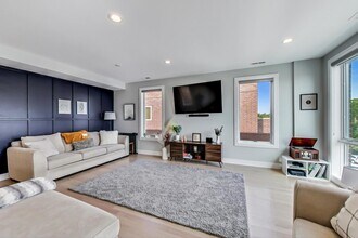 2429 W Augusta Blvd in Chicago, IL - Foto de edificio - Building Photo