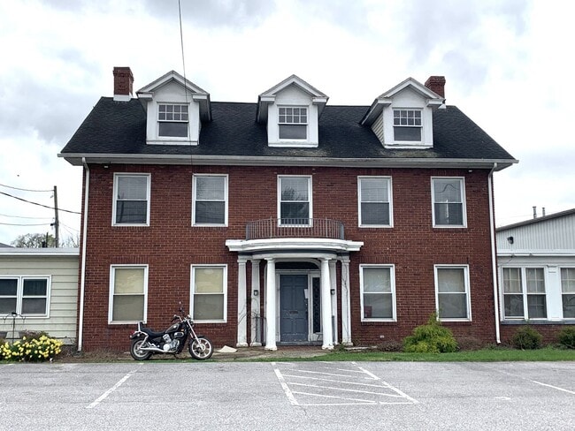 1460 Lincoln Way E in Chambersburg, PA - Building Photo - Building Photo