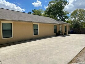 823 Bynum Ave in San Antonio, TX - Building Photo