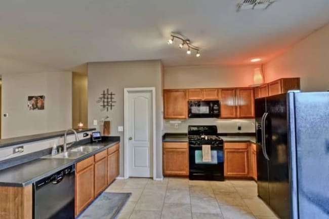 220 E Beth Dr, Unit Standard Bedroom in Phoenix, AZ - Building Photo - Building Photo