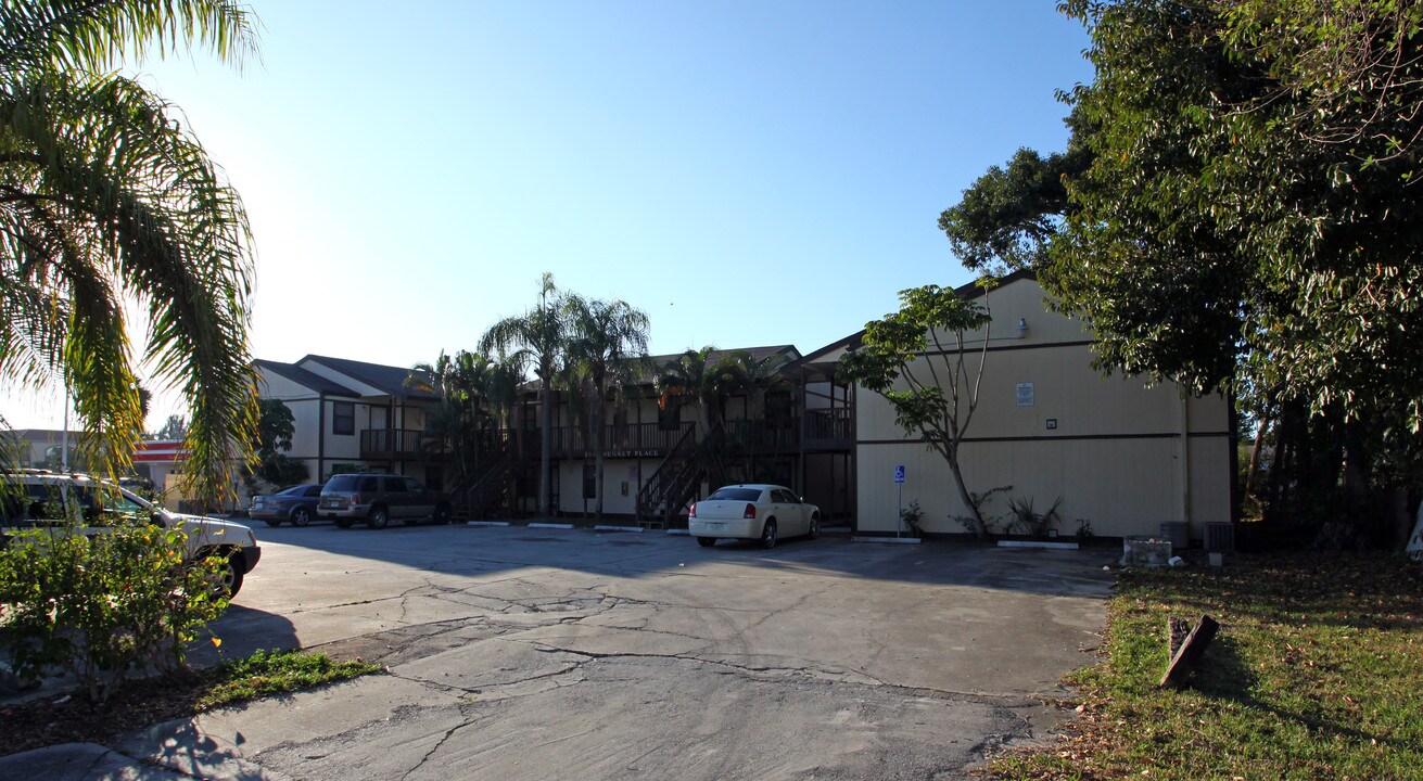 Sunset Place in Ft. Myers, FL - Building Photo