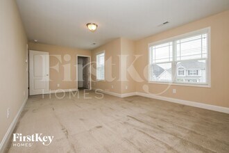 732 Breeders Cup Dr in Whitsett, NC - Foto de edificio - Building Photo