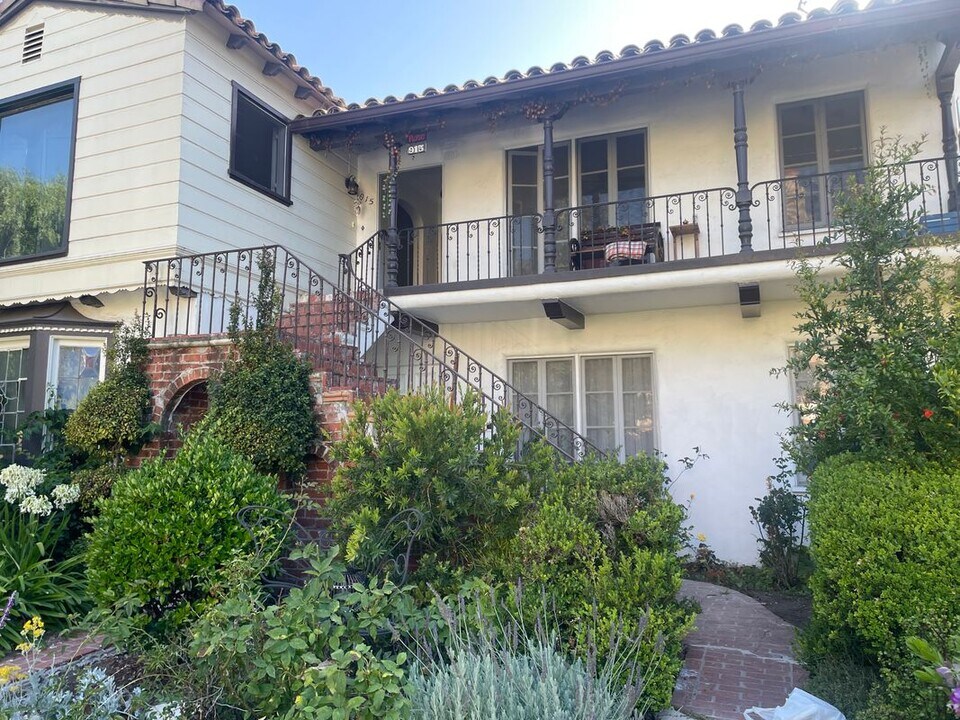 913 Le Doux Rd in Los Angeles, CA - Building Photo