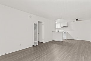 Casa Verde Apartments in Encino, CA - Building Photo