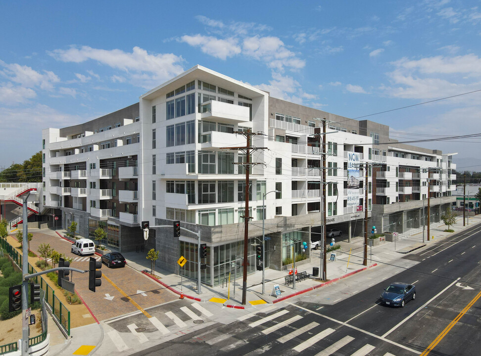 Watermark Apartments in Reseda, CA - Foto de edificio