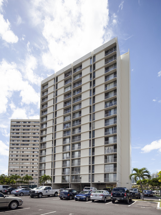 Holiday Lakeview in Honolulu, HI - Building Photo