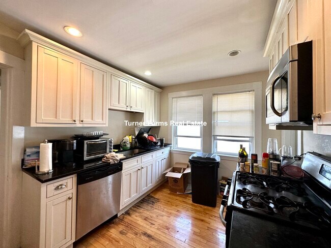 56 Gordon St, Unit 2 in Somerville, MA - Foto de edificio - Building Photo