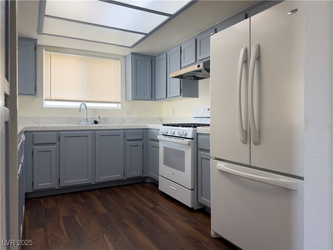 1320 Pacific Terrace Dr in Las Vegas, NV - Building Photo - Building Photo