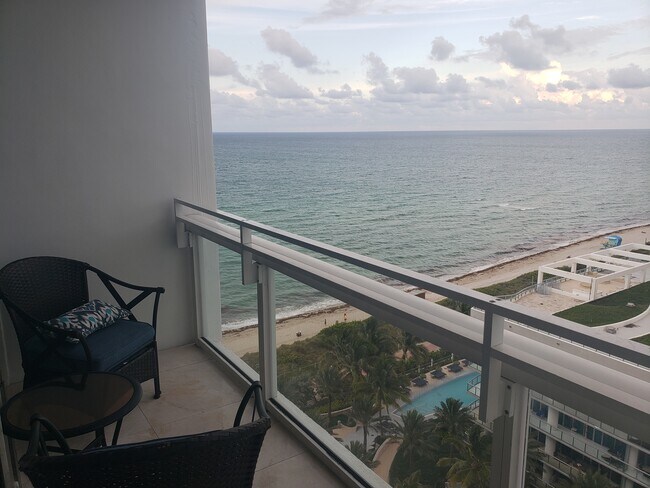 6801 Collins Ave in Miami Beach, FL - Foto de edificio - Building Photo