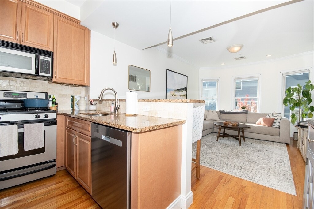 19 Knowlton St in Boston, MA - Building Photo