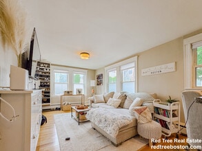 21 Town Hill St in Quincy, MA - Foto de edificio - Building Photo