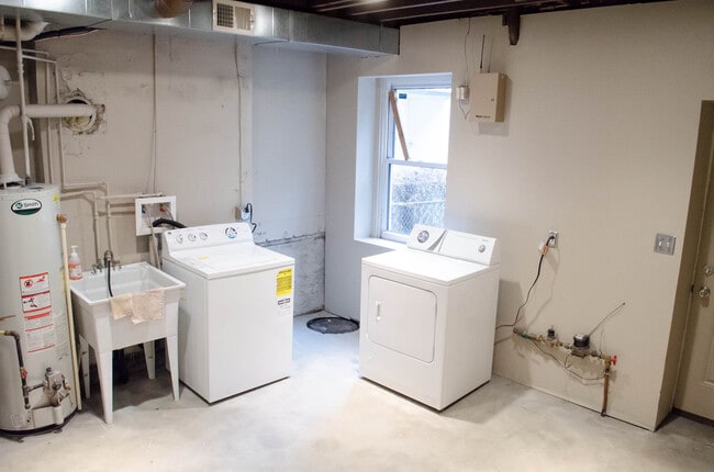 5133 Kent Way in Pittsburgh, PA - Foto de edificio - Building Photo