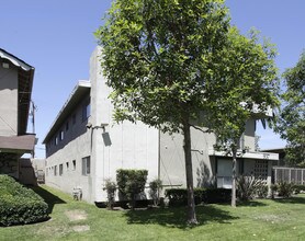 937 S Roberts St in Anaheim, CA - Foto de edificio - Building Photo