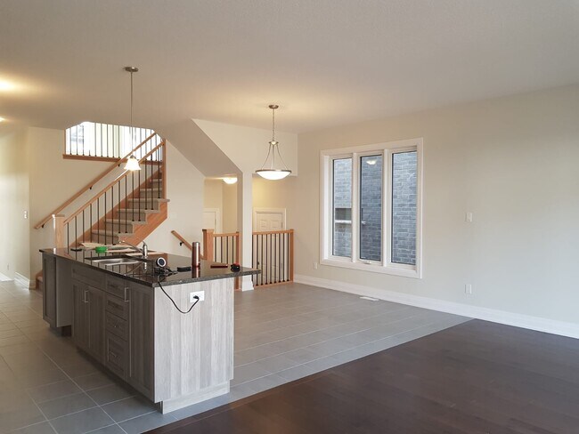 87 Monarch Woods Dr in Kitchener, ON - Building Photo - Building Photo