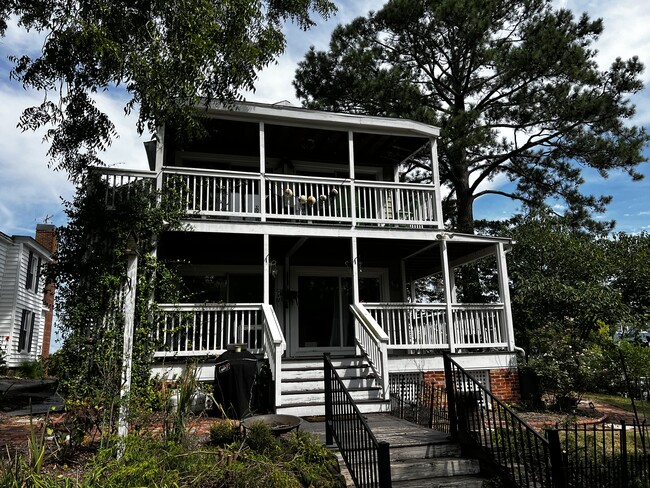 390 S Church St in Smithfield, VA - Foto de edificio - Building Photo