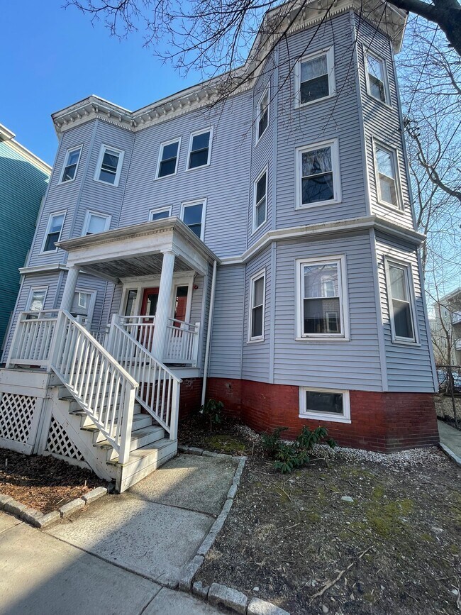 42 Calvin St, Unit 1 in Somerville, MA - Foto de edificio - Building Photo