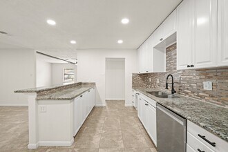 6711 Pickett Dr in Richmond, TX - Building Photo - Building Photo