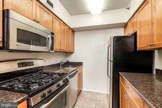 4801 Fairmont Ave in Bethesda, MD - Building Photo - Building Photo