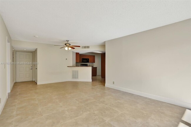8891 Wiles Rd, Unit 102 in Coral Springs, FL - Building Photo - Building Photo