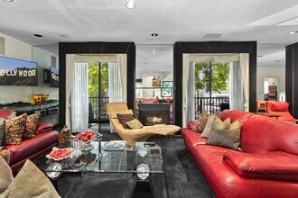 540 N W Knoll Dr in West Hollywood, CA - Building Photo - Building Photo