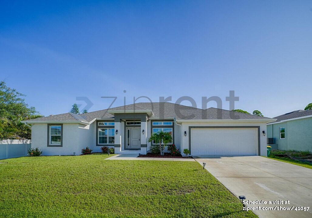 15329 Aldama Cir in Port Charlotte, FL - Building Photo