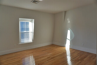 4 Osgood St, Unit 3 in Somerville, MA - Building Photo - Building Photo