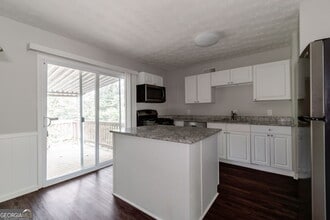 2364 Peachwood Cir NE in Atlanta, GA - Foto de edificio - Building Photo
