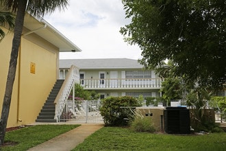 Villas Isabel in Naples, FL - Foto de edificio - Building Photo