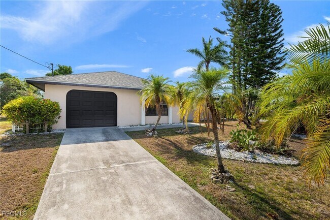 3212 SE 1st Ct in Cape Coral, FL - Building Photo - Building Photo