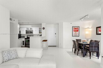19555 E Country Club Dr in Miami, FL - Building Photo - Building Photo