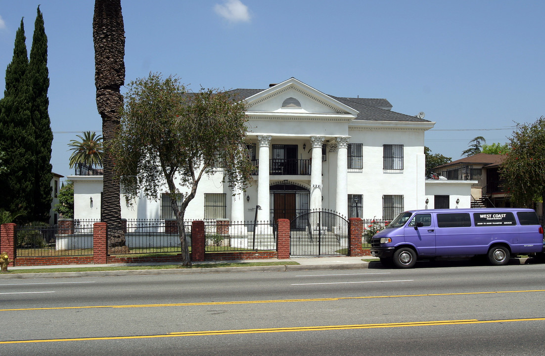 2241 Crenshaw Blvd in Los Angeles, CA - Building Photo