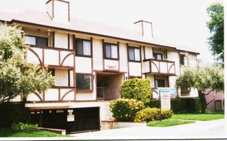 14821 Victory Blvd Apartments