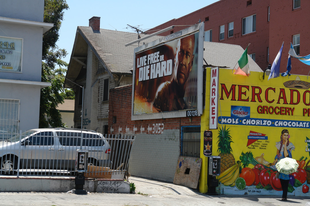 3052 W 7th St in Los Angeles, CA - Building Photo