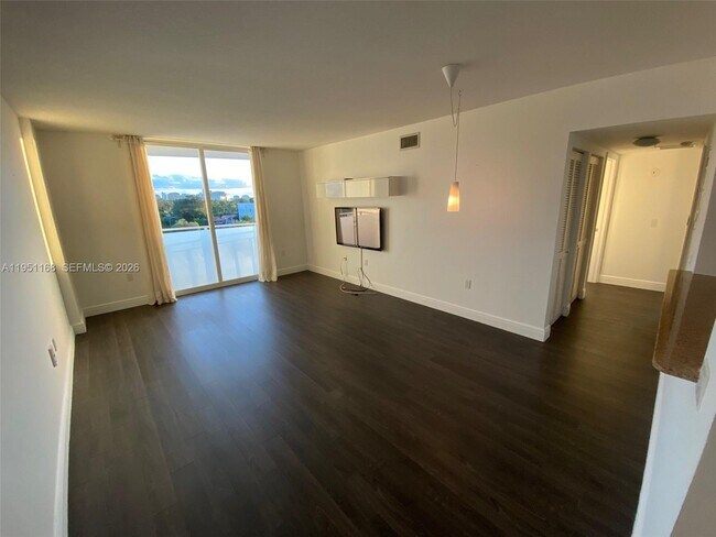 60 NW 37th Ave, Unit 500 in Miami, FL - Building Photo - Building Photo