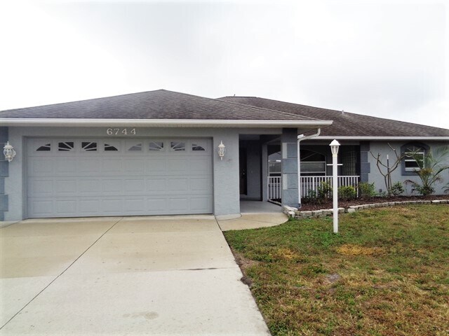 6744 66th Ave E in Bradenton, FL - Building Photo