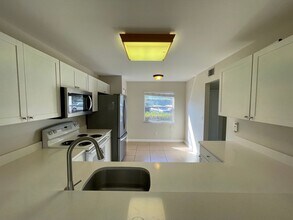 1330 Derbyshire Ct in Naples, FL - Building Photo - Building Photo