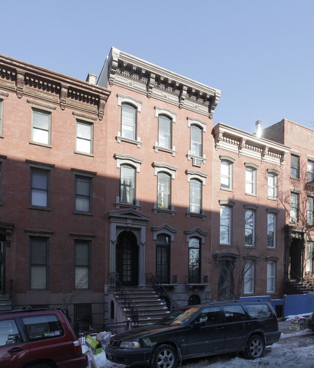139 Noble St in Brooklyn, NY - Building Photo